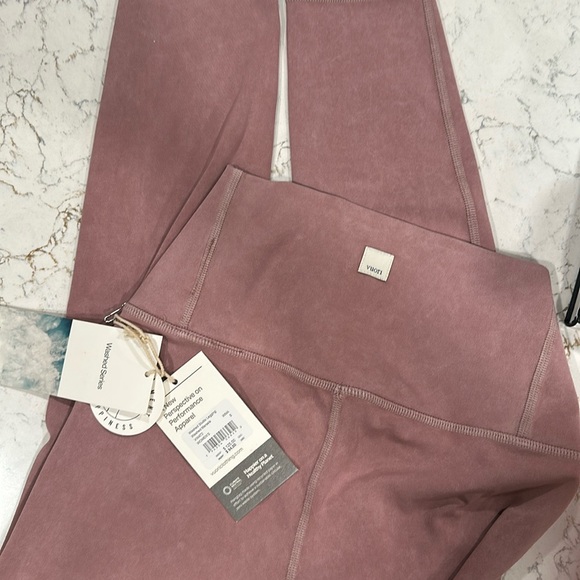 NWT Vuori Washed Studio Series Small - Picture 1 of 2